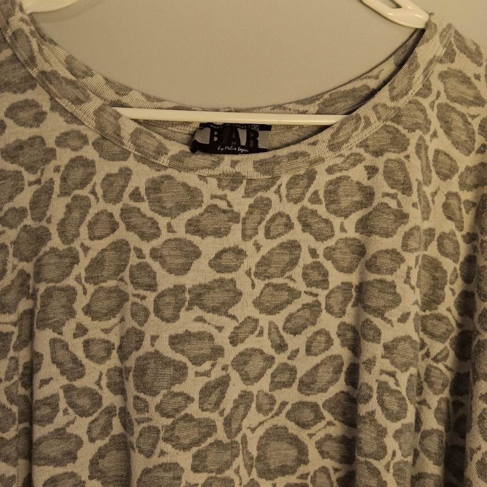 EUC Bar by Melis Kozan M Gray Animal Print Long Sleeve Top